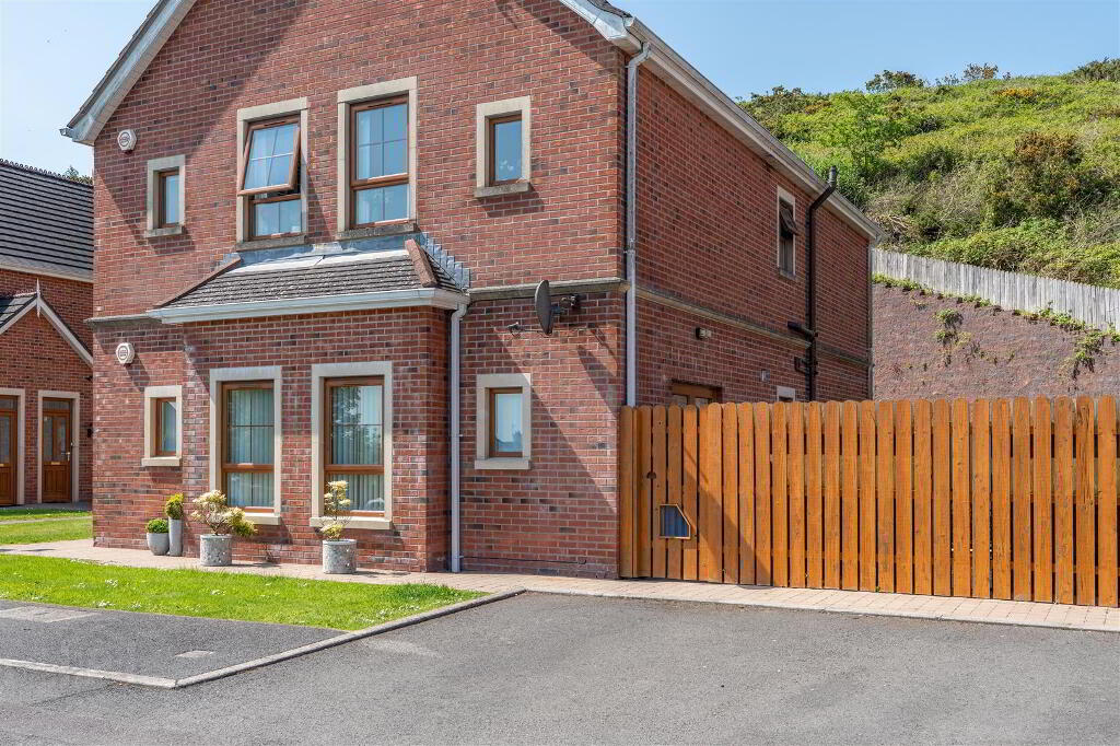 5 Forge Hill Close, Saintfield, BT24 7NJ