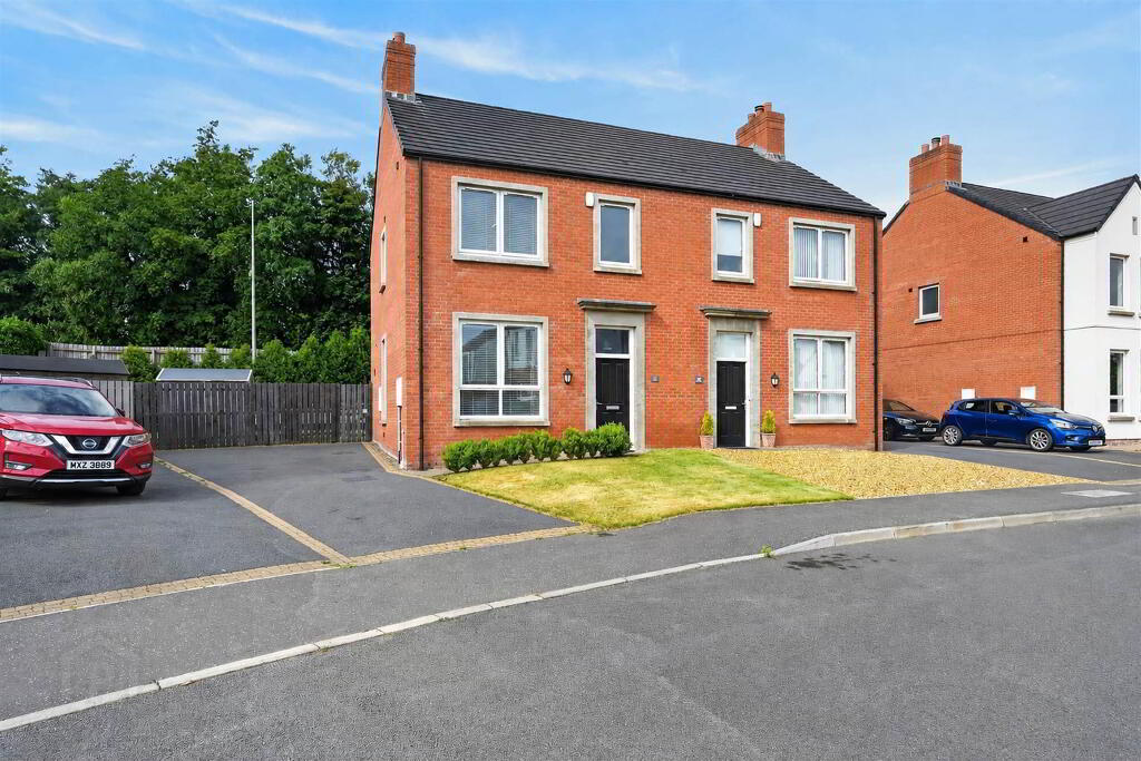 37 Wyncroft Gardens, Lisburn, BT28 2AU