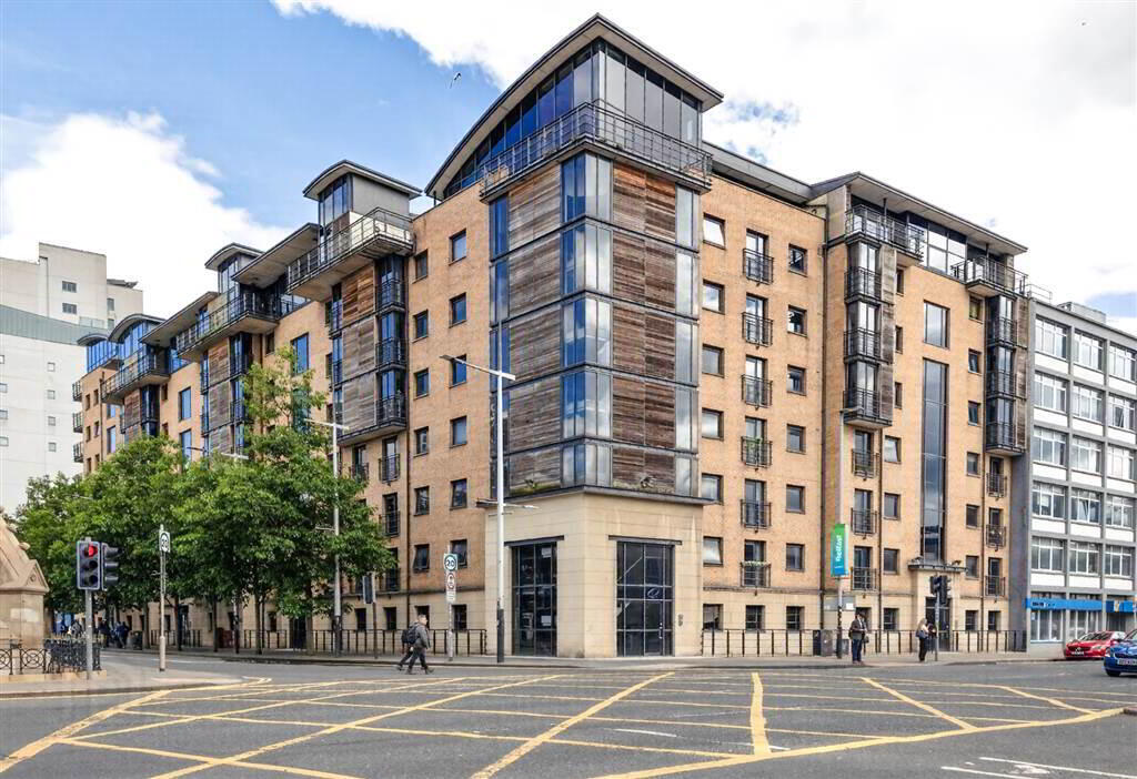Apt 2917, Queens Square, Belfast, BT1 3FF